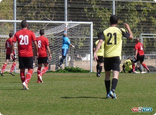 יום סביר לאקס ג. שמואל. זיתוני מתמודד עם עוד התקפה (צילום: אלי שמואלי)