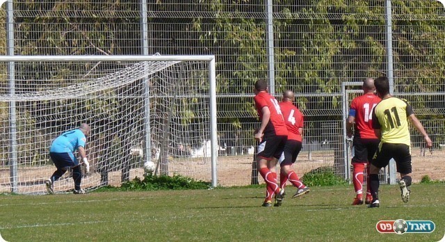 הגבעה אותתה על כוונותיה. הכדור של דרעי ברשת (צילום: אלי שמואלי)