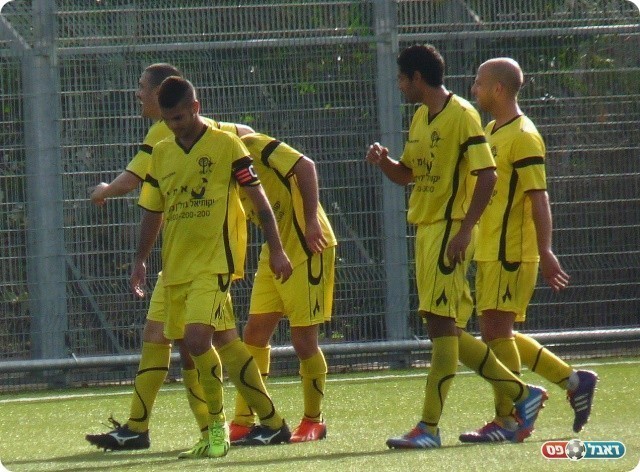 תוך דקה הגיע הרביעי. שוב חוגגים (צילום: אלי שמואלי)