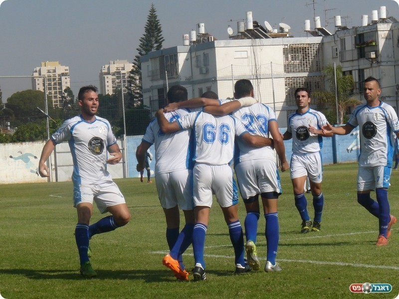 זרביב (מספר 66) חוגג עם החברים את היתרון (אלי שמואלי)