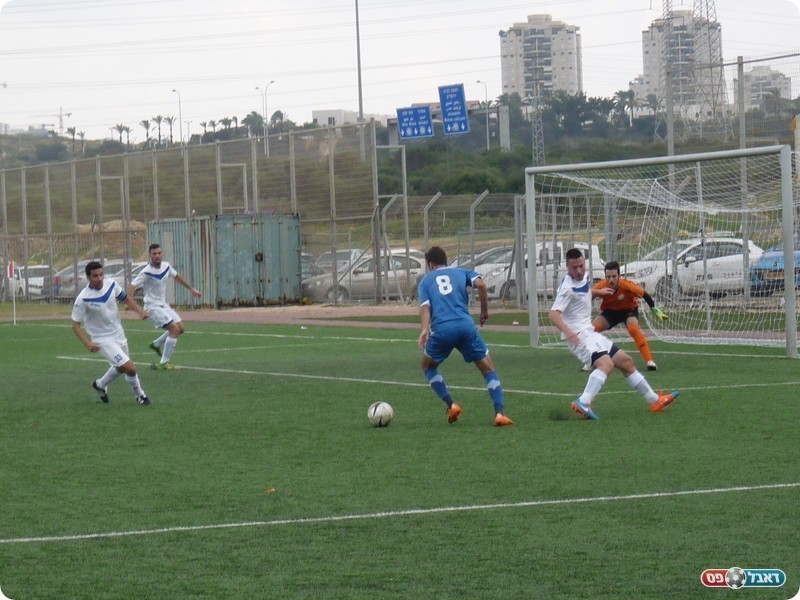 השער השני. הלפרין (מספר 8 בכחול) מתכונן לבעוט (אלי שמואלי)