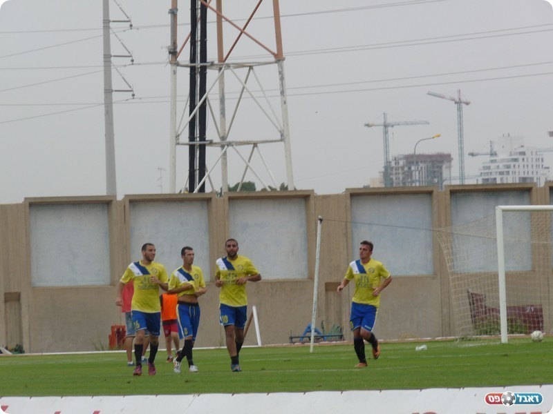 יתרון שלא הספיק. שחקני חולון חוגגים את ה-1:3 של קדושים (אלי שמואלי)