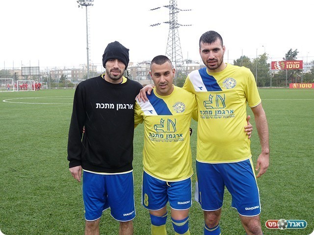 האחים אלייב ורפי עמרן בסיום המשחק (אלי שמואלי)