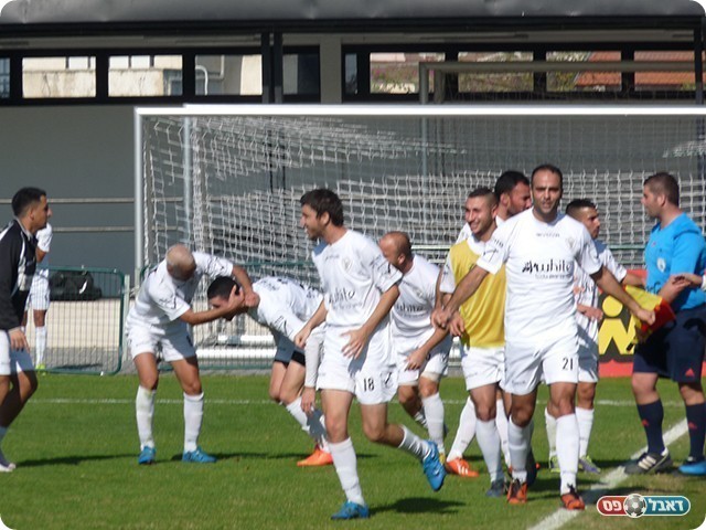 שחקני יבנה חוגגים את היתרון (אלי שמואלי)