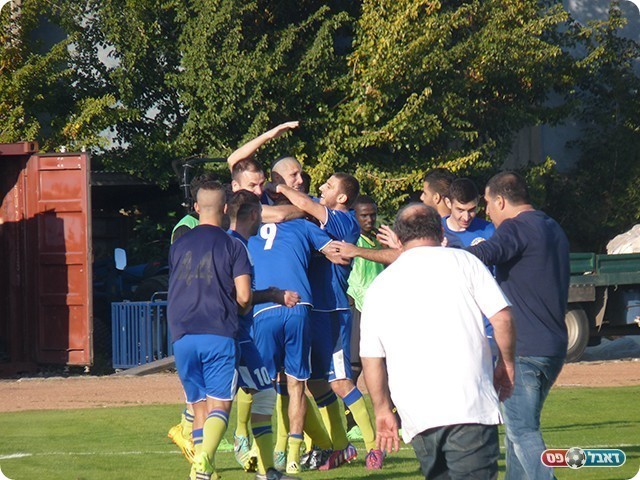 שחקני חולון חוגגים את היתרון (אלי שמואלי)