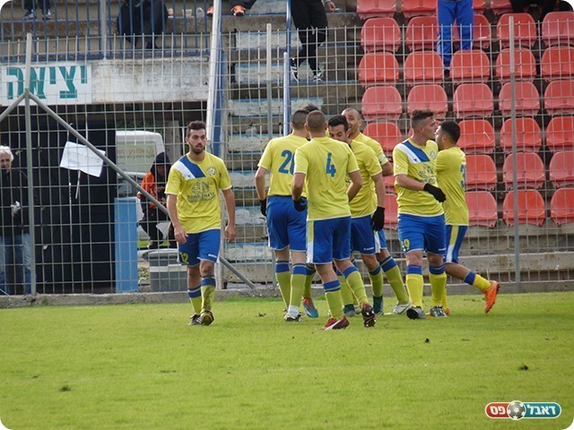 שחקני לזרוס חוגגים ניצחון בדרבי (אלי שמואלי)