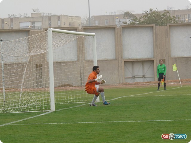 שוער חולון בזמן הבעיטה (אלי שמואלי)