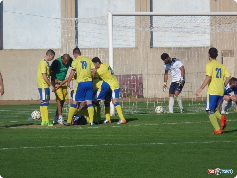 חוגגים את שער הניצחון. שחקני לזרוס (אלי שמואלי)