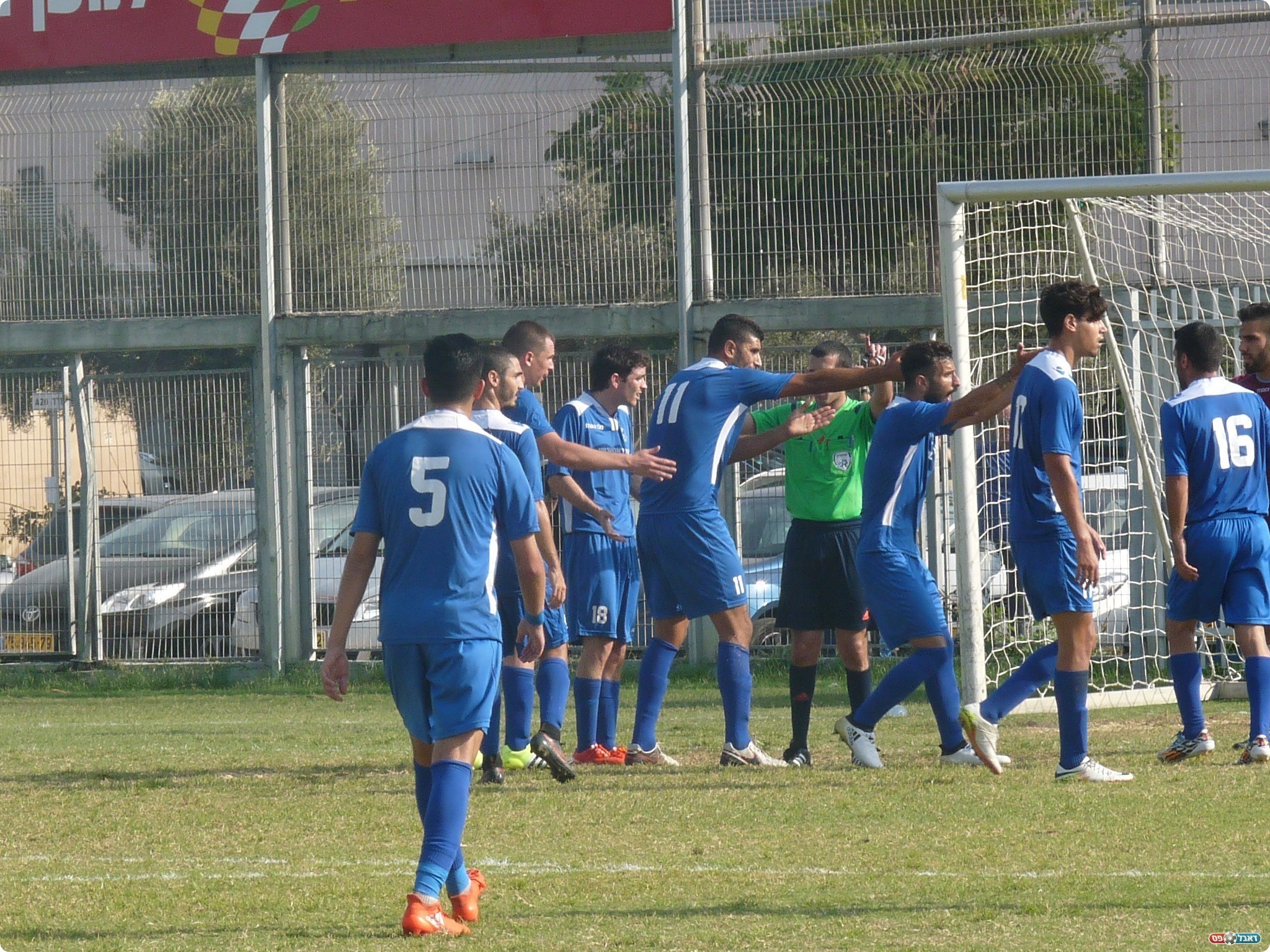 שחקני ר"ג מנסים לשנות את רוע הגזירה (אלי שמואלי)
