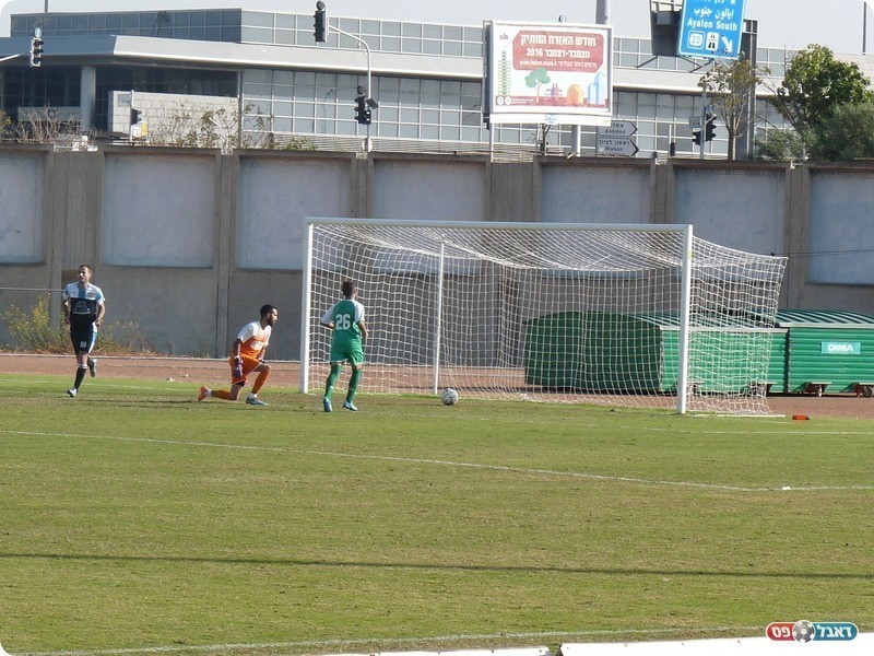שער שלא עזר. מאור לנקרי ונחמיאס מביטים בכדור של קדושים שהכניע אותם (אלי שמואלי)