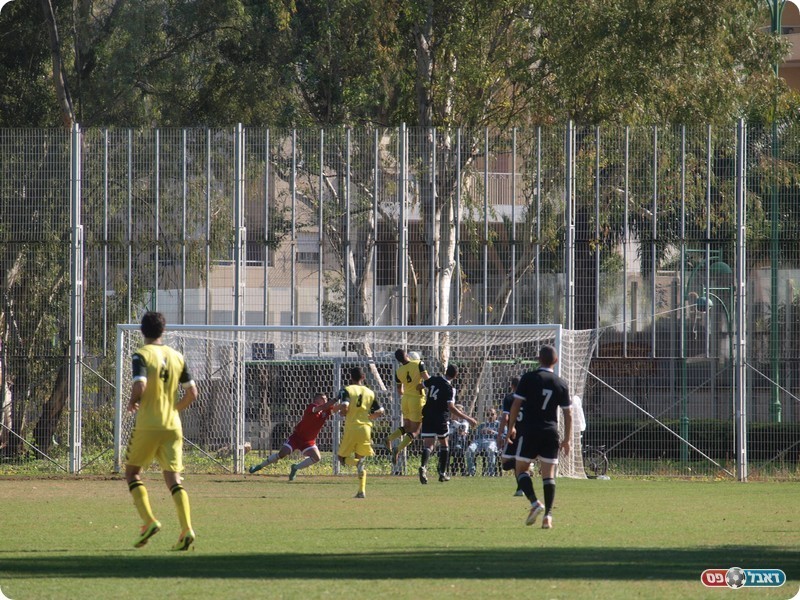 יעקבי עוצר על החזה (אלון יהודיוף)