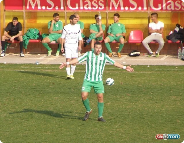 עמדו יפה. קירטבה אובד עצות, רבאח משקיף באדישות (צילום: אמיר שיבי)