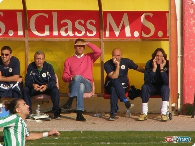 האוהדים מחו על היכולת. נעים בספסל (צילום: אמיר שיבי)