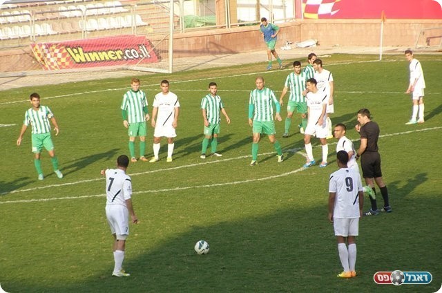 ללא רגשי נחיתות. עראבה מאיימת על השער (צילום: אמיר שיבי)