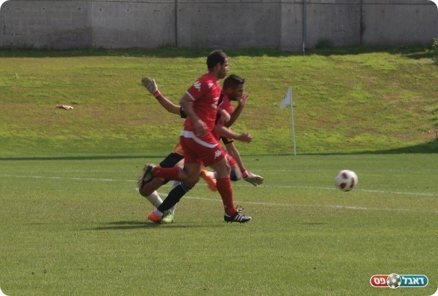 גיא סרוסי (20 באדום) מסתיר את רגע המחלוקת. 