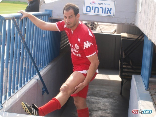 חילוף מוקדם. סרוסי מעסה את הירך מחוץ למגרש. 