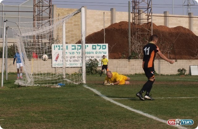 המחוגים עוד לא עשו סיבוב אחד. הכדור של אשכנזי ברשת. 