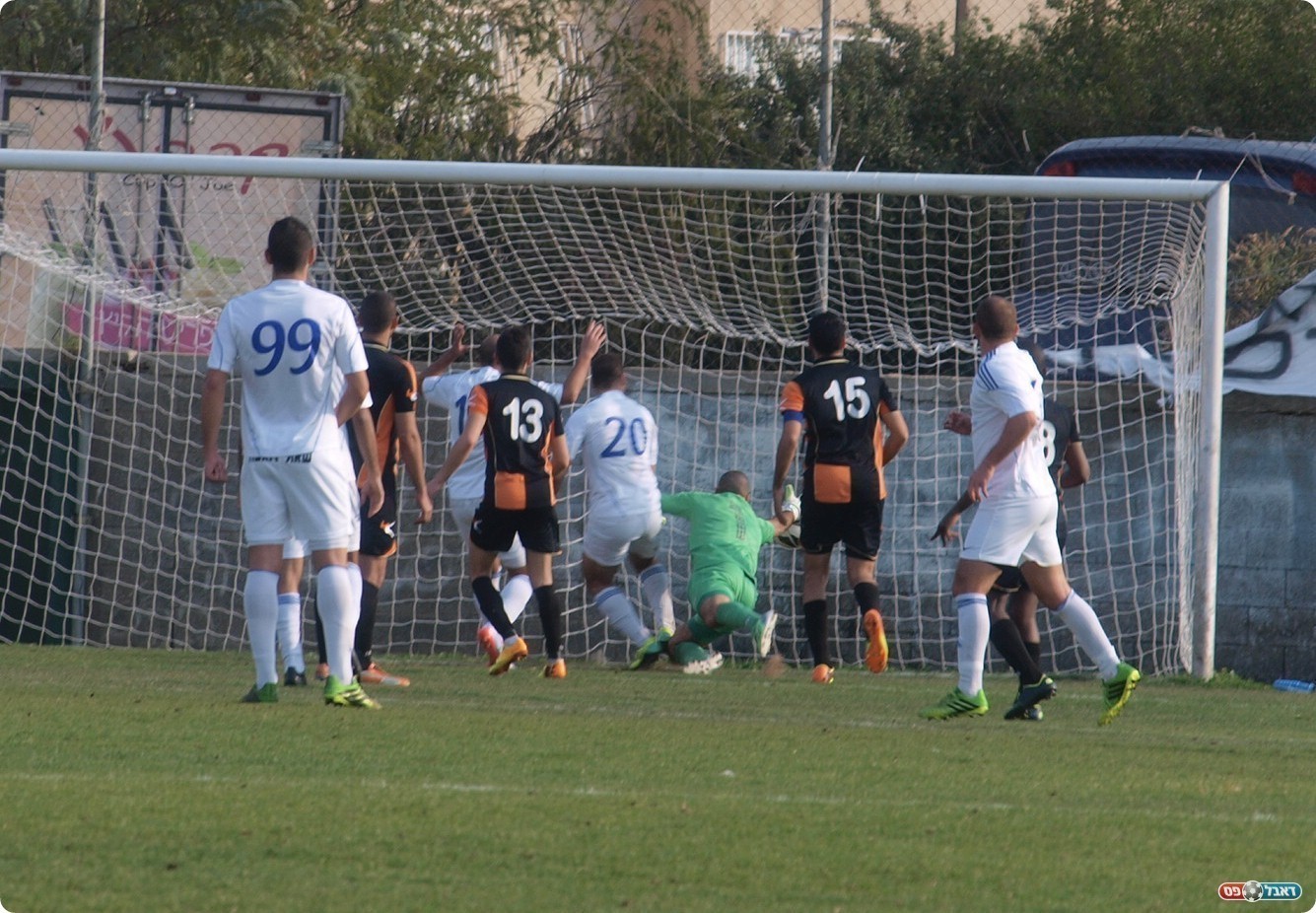 שלא מצליח למנוע את השער. 