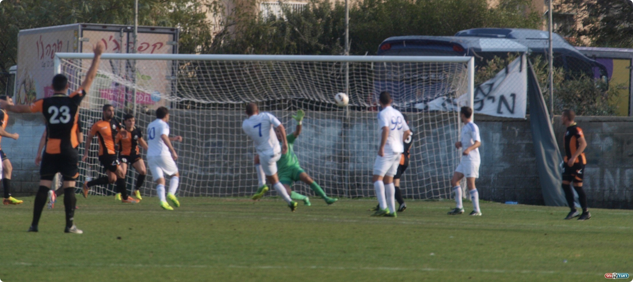 איך זה לא נכנס? קאפו בועט. 