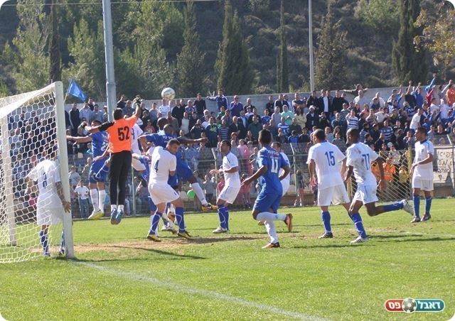 פ"ת שלטה מן הפתיחה. לוי וההגנה שלו בפעולה (צילום: אמיר שיבי)