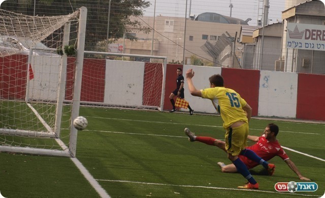 איך זה לא נכנס? ברנס בועט לקורה. 