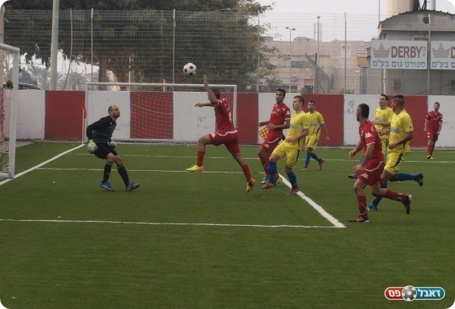 גם זה לא נכנס. בירן נוגח החוצה. 