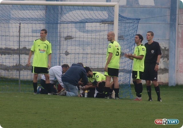 ביטון מקבל טיפול. 