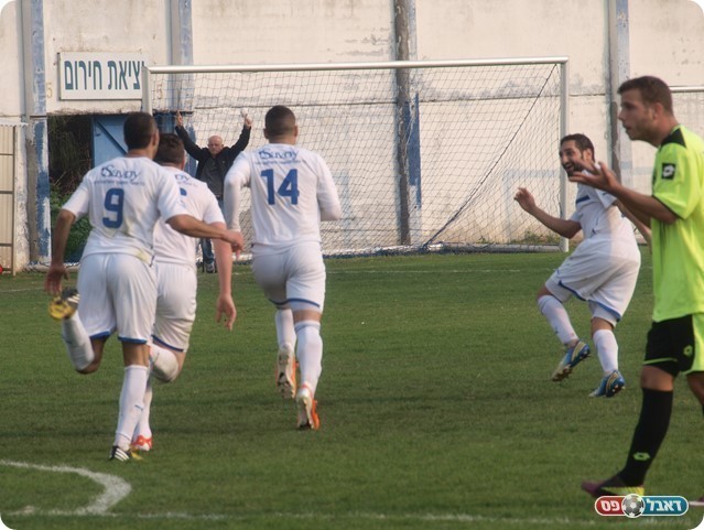 ניצחון שני רצוף. שחקני צפרירים בשבוע שעבר בדרי (צילום: אלון יהודיוף)