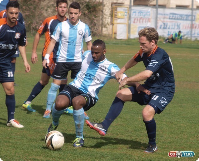 עשה את הספתח. דרור דגו (משמאל) מנסה להשתחרר מדידי אונגר. 