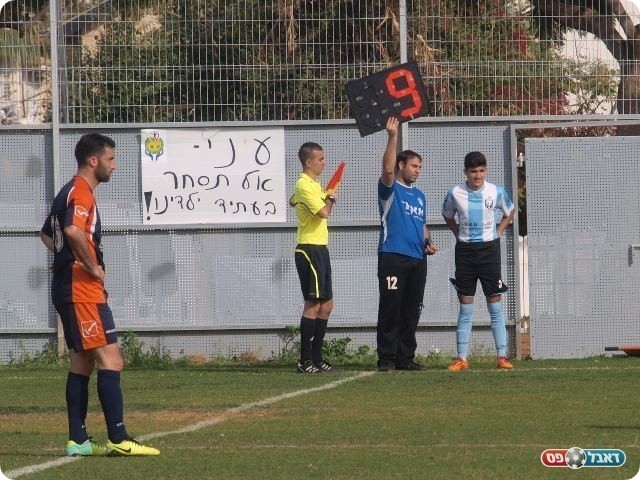 איזה ספתח. בנימין ממתין להיכנס. 