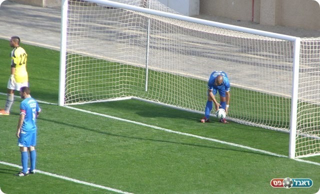 מהפך. הכדור של ואכד ברשת (צילום: אמיר שיבי)