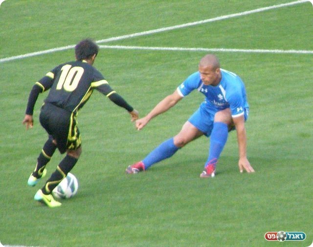 משחק קצבי. עוסמן מנסה לעבור את דיאב (צילום: אמיר שיבי)