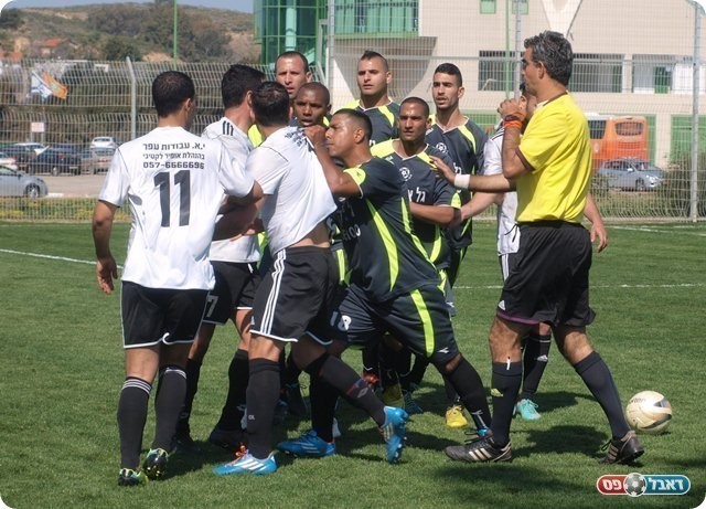 חבר'ה, עצרו! מטרני בא לעשות סדר. 