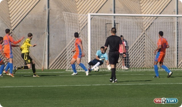 כמעט הראשון. שערי הודף את בורחל. 