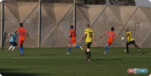 סגר עניין. דוס סנטוס בועט. 