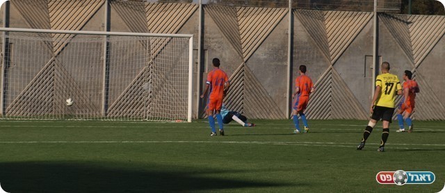 הכדור ברשת. 