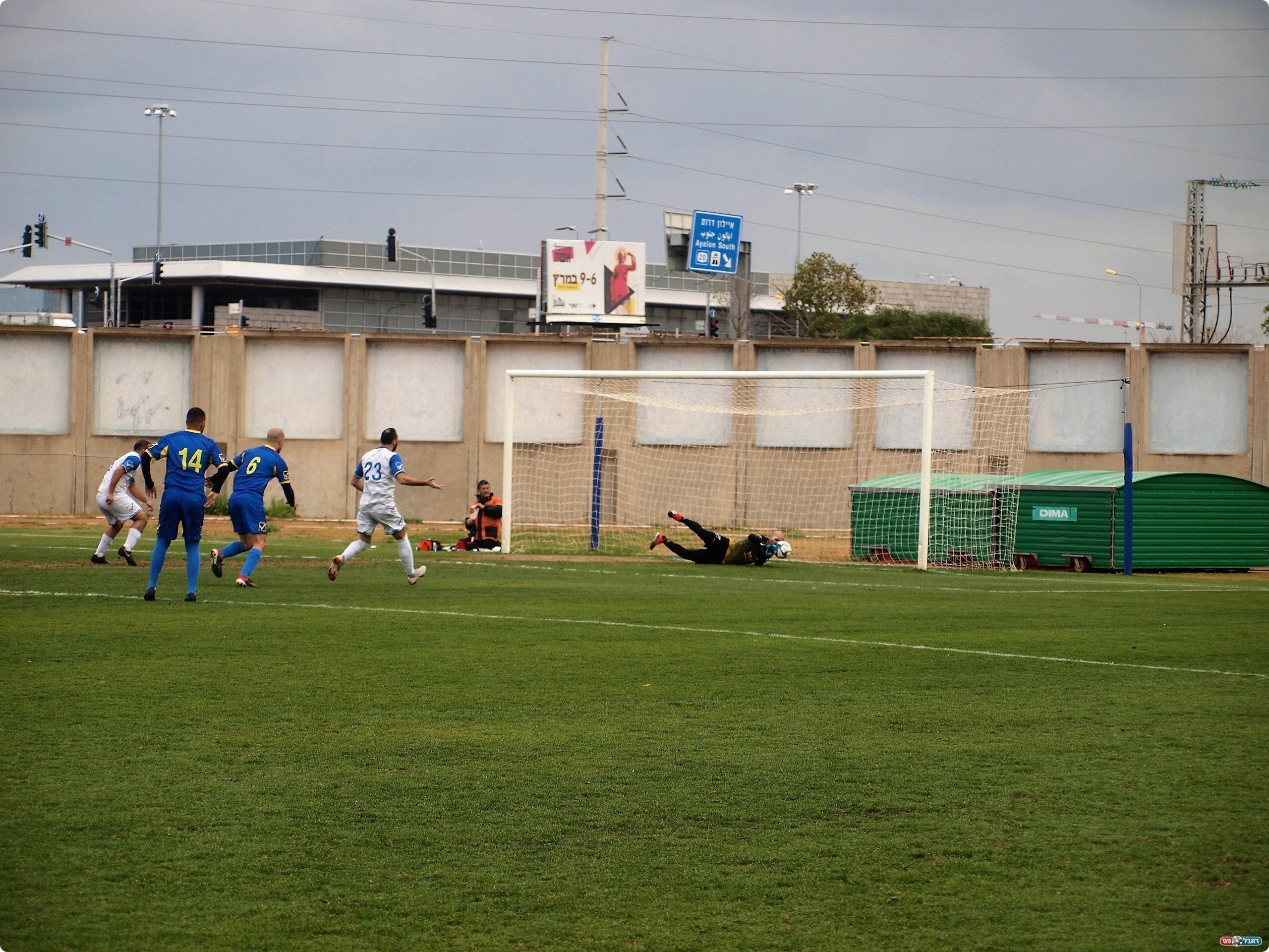 ביטון עוצר את הפנדל של שמאי (אלון יהודיוף)