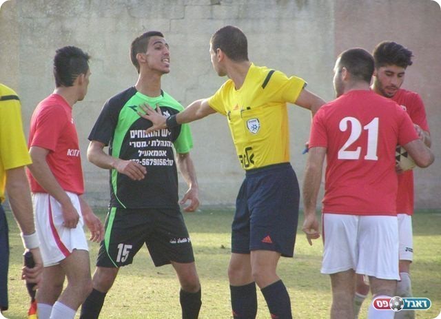 הרוחות התחממו. אחמד עישאן (בשחור) בעימות עם קיש (אמיר שיבי) 
