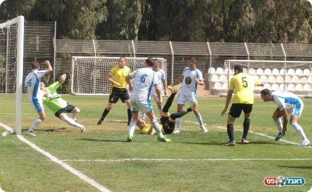 פ"ת עוד הובילה. שוורץ (מספר 5) כובש. 