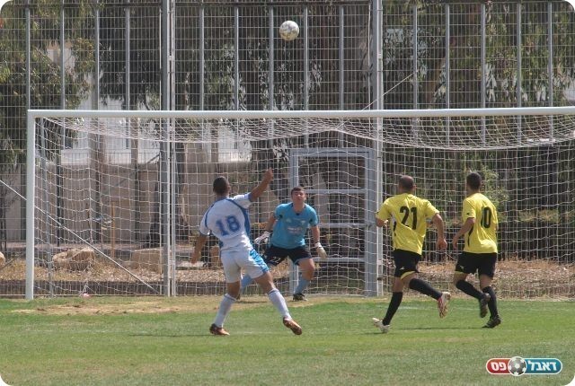 כמעט מהפך. שמש יורה מעל השער. 