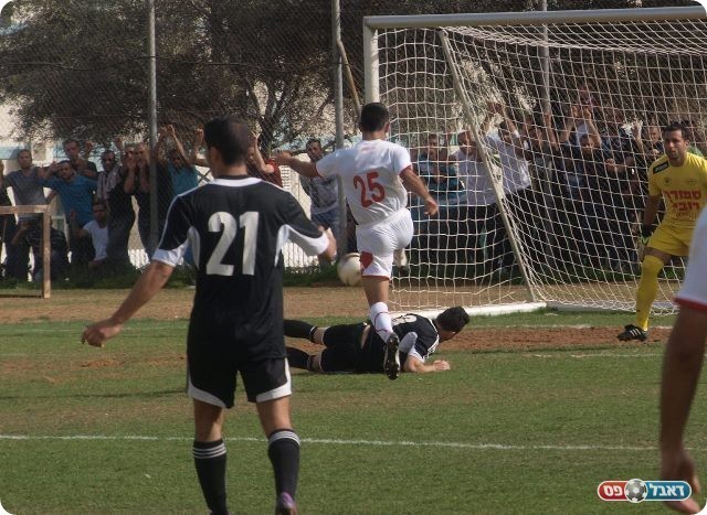 ותירם מצליח להרחיק. 