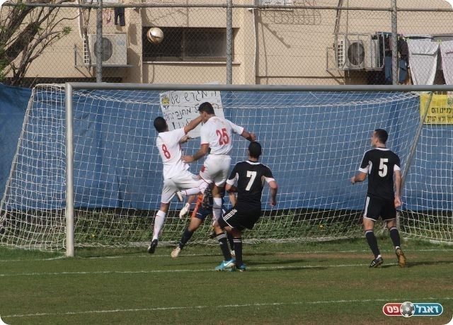 כמעט השוויון. הנגיחה של סרסור החוצה. 