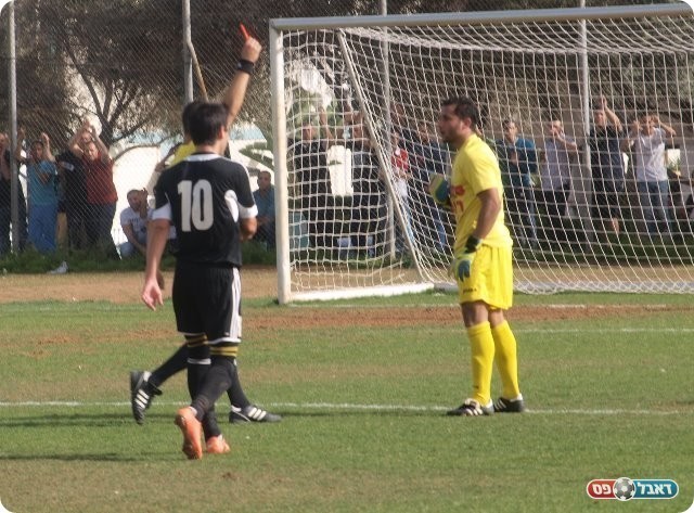 חלאילה מקבל את האדום. 