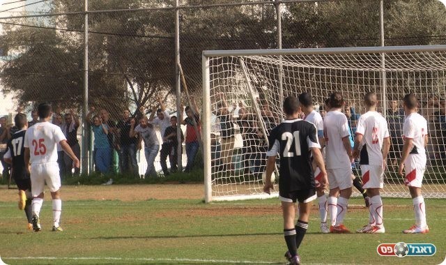 והכדור ברשת. 