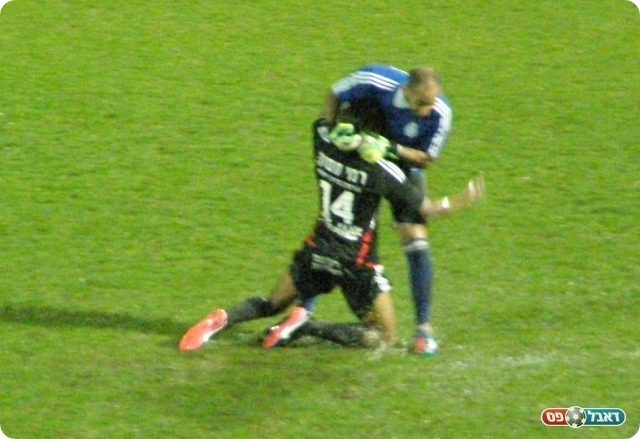 מתפרצת שנגמרה בשער. זלקה חוגג עם קרטה (צילום: אמיר שיבי)