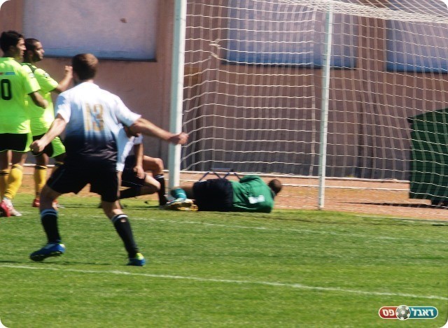 אך נכנע בסופו של דבר. 