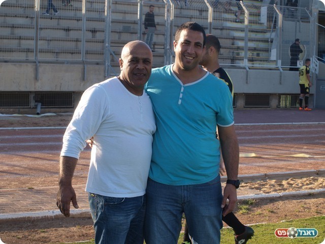 נפרדו כידידים. מסעוד (בלבן) וגיני בסיום. 