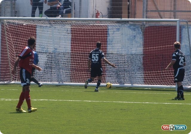 ונכנס לאחר שפגע בקורה השמאלית. 