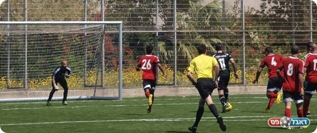 רגע של מחלוקת. טרבלסי מקבל את הכדור. 