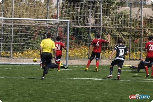 והכדור ברשת. 